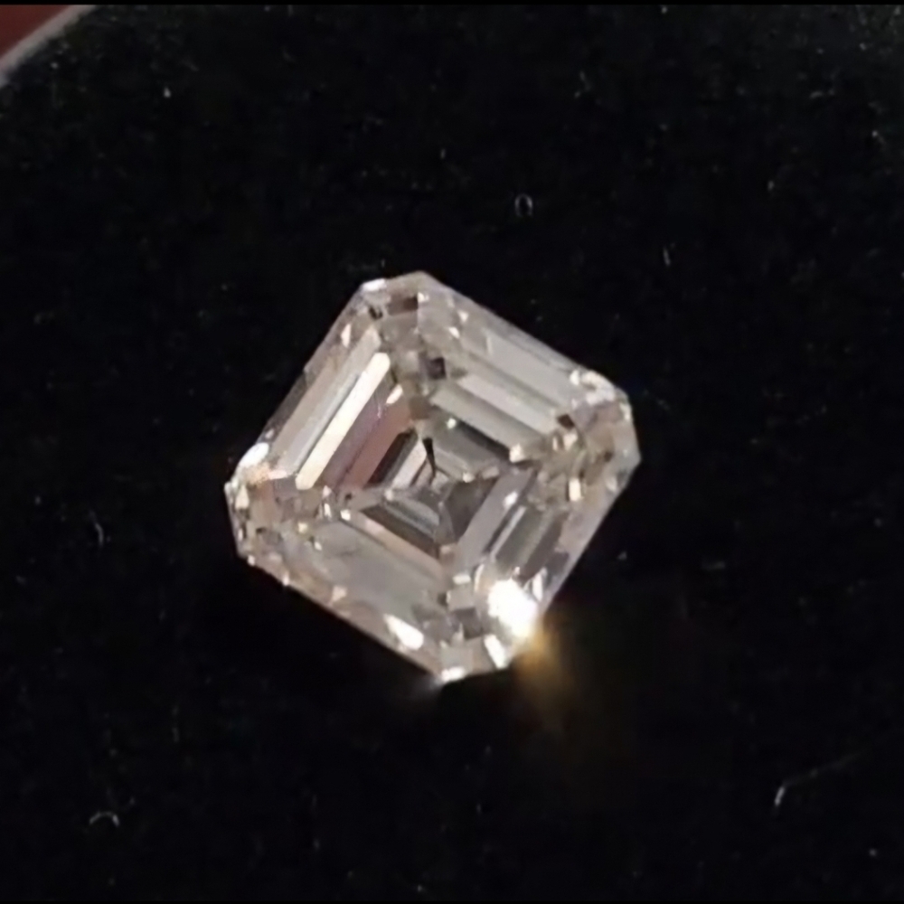 Asscher(Square Emerald) IGI 10 k RING - Picture 4 of 6